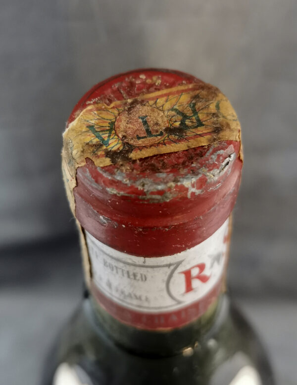 Se muestra el ángulo superior de la botella de vino Château de La Chaize Brouilly 1979