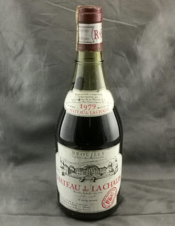 Se muestra el frente de la botella de vino Château de La Chaize Brouilly 1979